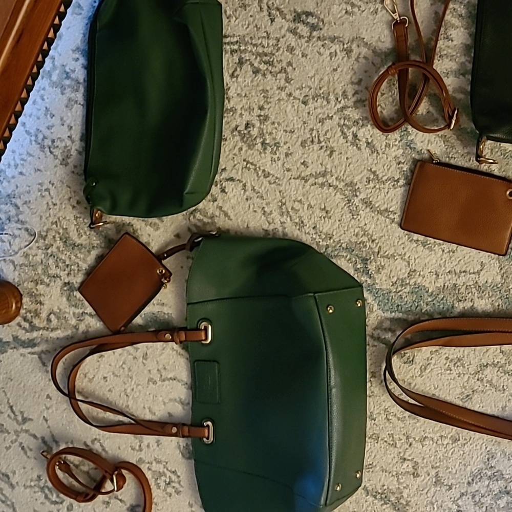 New condition vegan totes with attached coin purses and addtl matching bags - Picture 4 of 14